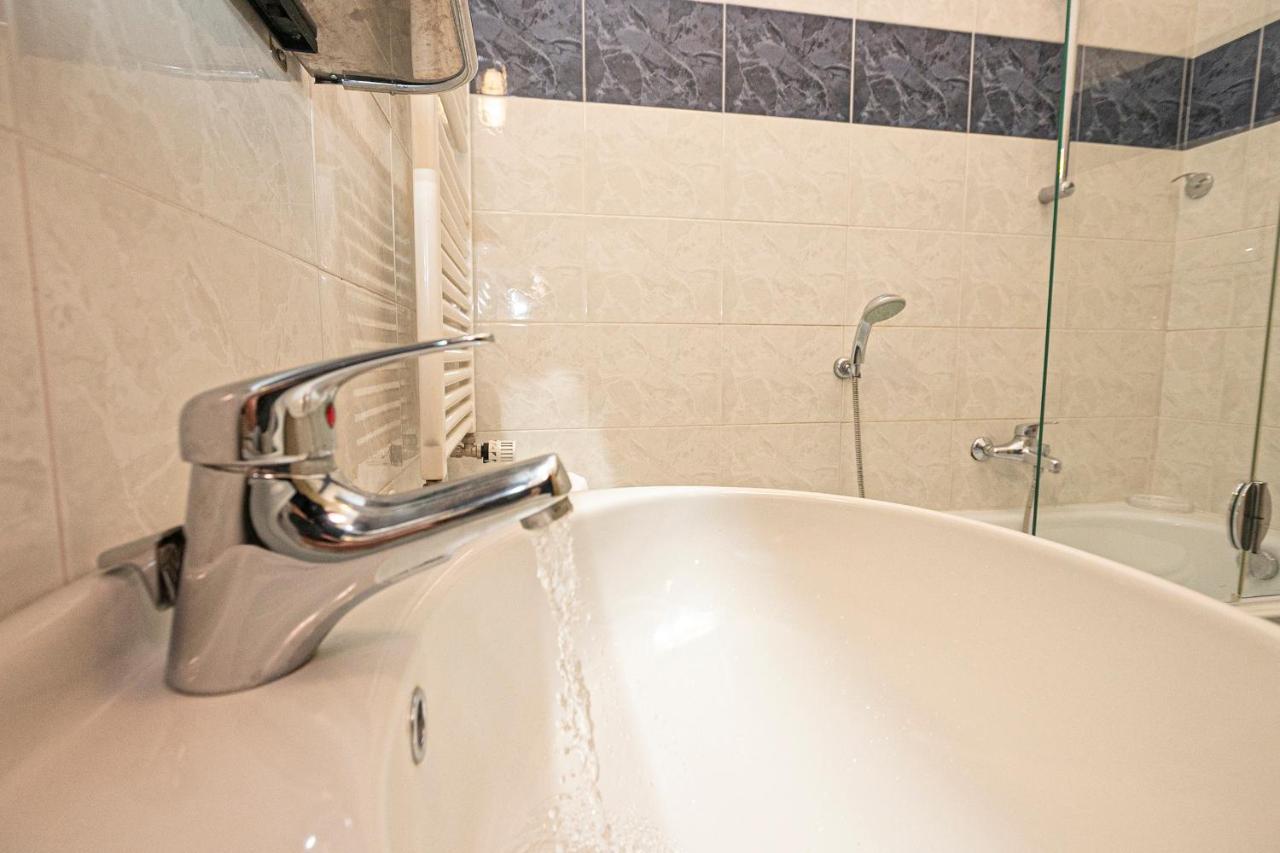 Real Italian Estate - Red Coral Apartment Genoa Ngoại thất bức ảnh
