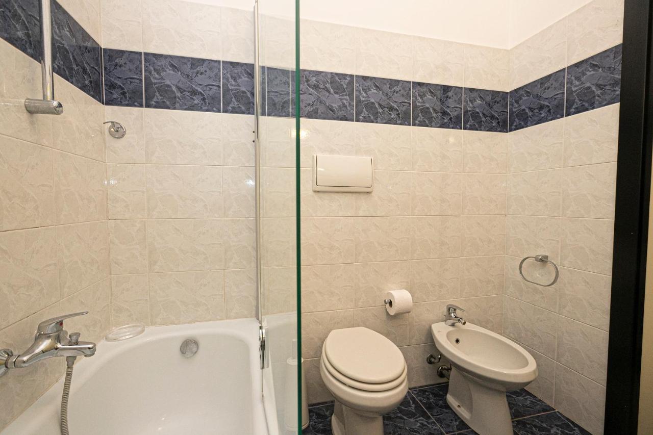 Real Italian Estate - Red Coral Apartment Genoa Ngoại thất bức ảnh